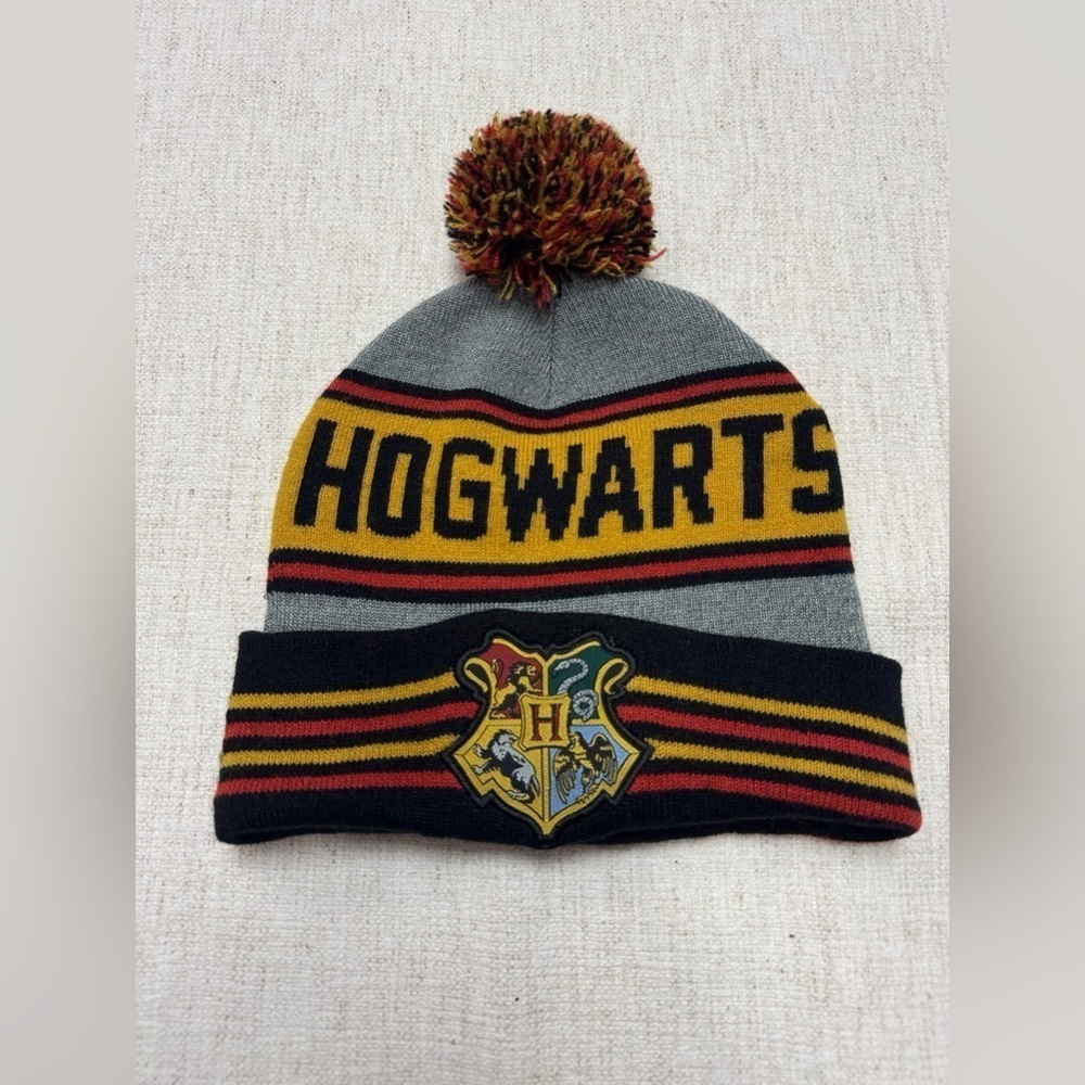 NWOT Hogwarts Crest Knit Beanie Winter Hat Pom Harry Potter Striped - Picture 1 of 3